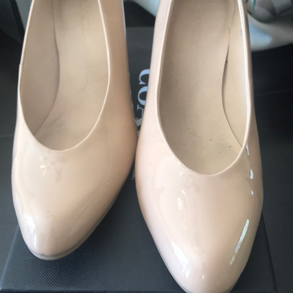 Round Toe Coach Pumps